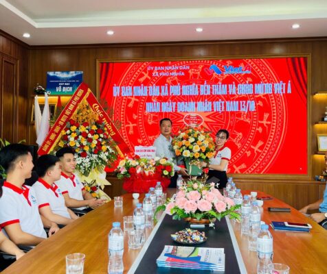 Đại diện Công Đoàn Việt Á Chị Khúc Thị Phương trao tặng BGĐ nhân ngày Doanh Nhân Việt Nam 13.10