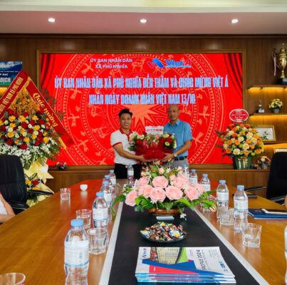 Đại diện Khối nhà máy Việt Á Chị Khúc Thị Phương trao tặng BGĐ nhân ngày Doanh Nhân Việt Nam 13.10