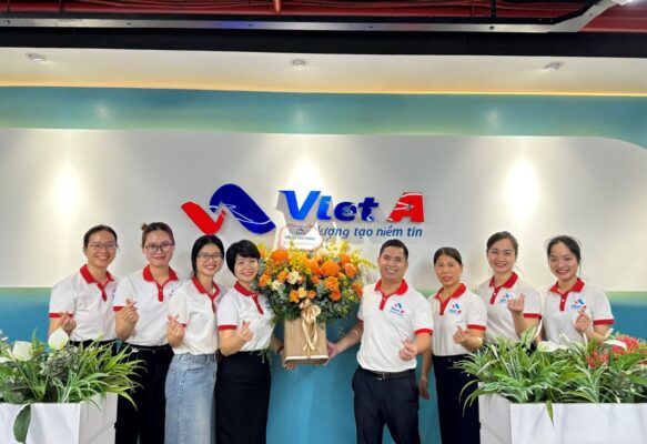 Đại diện Khối Văn Phòng Quang Trung Việt Á trao tặng lẵng Hoa nhân ngày Doanh Nhân Việt Nam 13.10