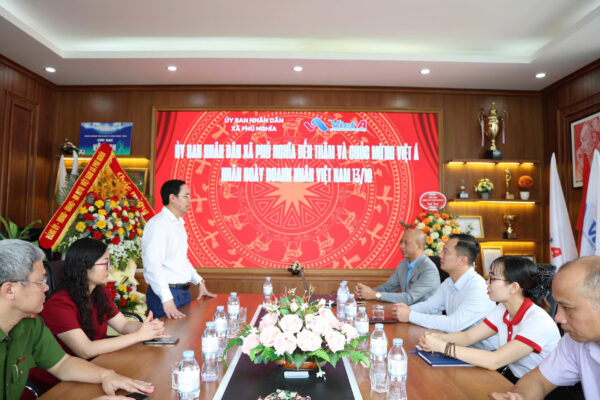 Đồng chí: Trịnh Tiến Tường - Bí thư Đảng ủy, Chủ tịch HĐND xã (Trưởng đoàn) Phát biểu tại buổi gặp mặt