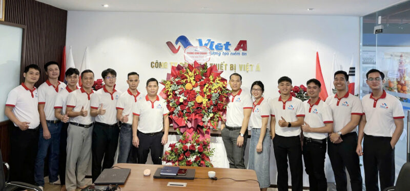 Đại diện KhốiKinh Doanh Việt Á trao tặng lẵng Hoa nhân ngày Doanh Nhân Việt Nam 13.10