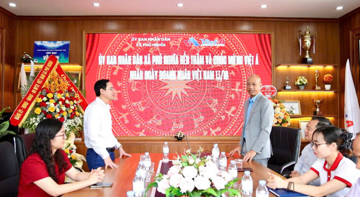 Đại điện Việt Á Anh Nguyễn Phi Thường TGĐ: gửi lời cảm ơn sự quan tâm, khích lệ của Đảng ủy, HĐND, UBND và UBMTTQ xã Phú Nghĩa, và cam kết sẽ tiếp tục phát huy vai trò tiên phong trong hoạt động sản xuất kinh doanh, đồng hành cùng địa phương trong công cuộc phát triển kinh tế – xã hội.