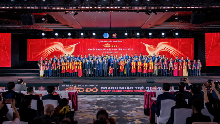 Phó Chủ tịch Thường trực Quốc hội Đỗ Văn Chiến và Phó Thủ tướng Hồ Quốc Dũng cùng các ban ngành trung ương chụp hình lưu niệm với các doanh nhân tiêu biểu được vinh danh năm 2025